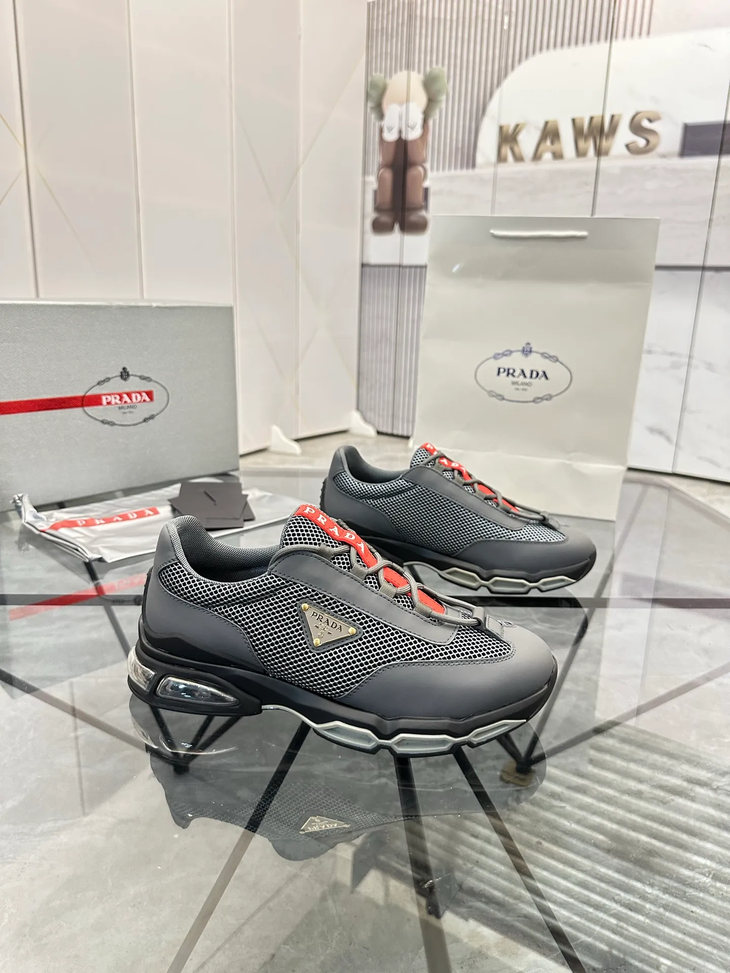 Men's shoes for sale 💰: 💰P660¥ High-end top quality Product trademark: Prada *"Prada*" low-top casual shoes Regular size: 38-45 (can be customized to 46) Product materials: Upper imported first-layer cowhide spliced ​​with original fabric, breathable lining, cowhide foot pads, original air cushion outsole. No.: 001